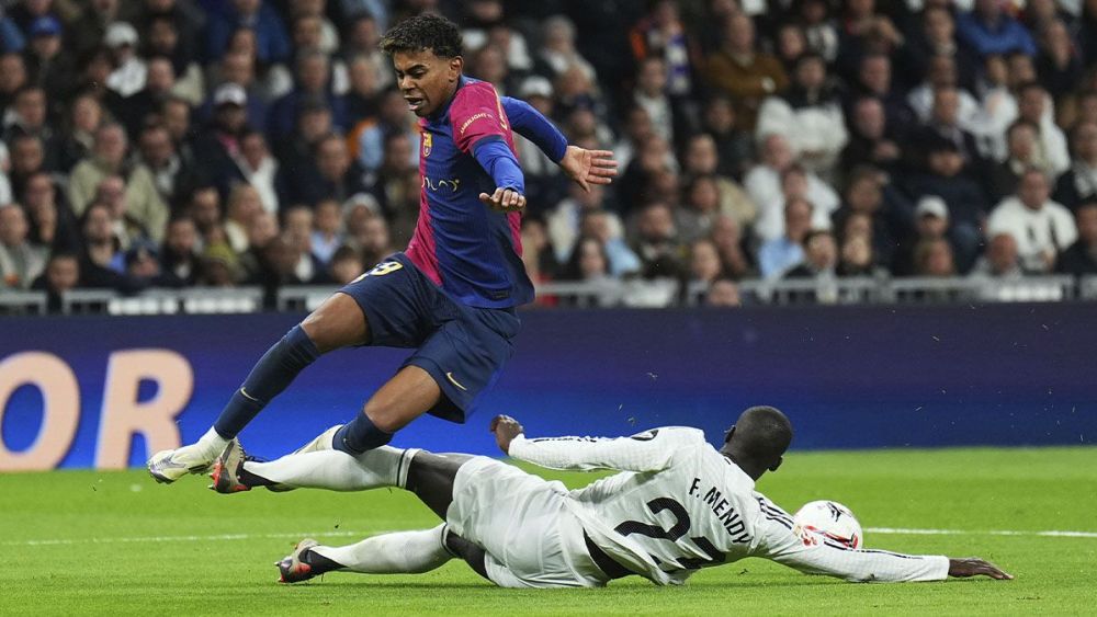 Lamine Yamal disputando un balón con Ferland Mendy en el Madrid-Barça (0-4)