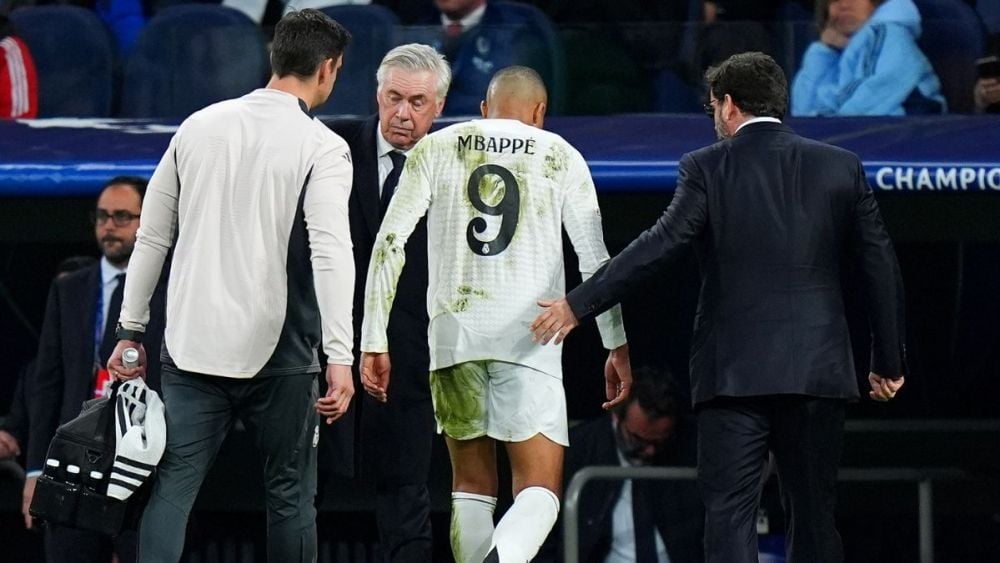 Kylian Mbappé saliendo lesionado del duelo entre el Real Madrid y el Arsenal en la Champions League