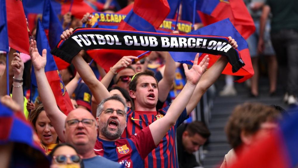 Aficionados animando al FC Barcelona Femenino