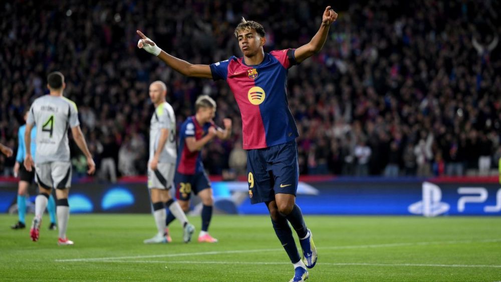 Lamine Yamal celebrando una anotación en el duelo entre el FC Barcelona y el SL Benfica en la UEFA Champions League 2024-25