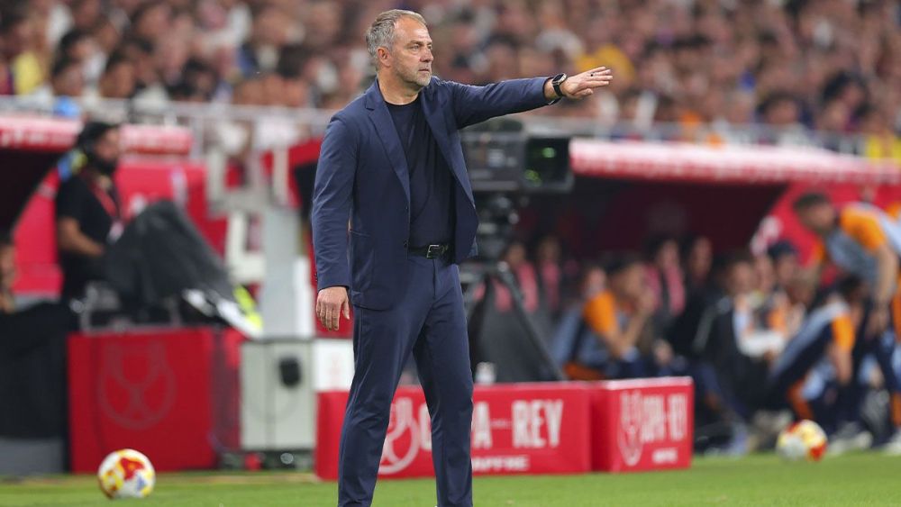Hansi Flick, dando instrucciones durante la final de la Copa del Rey