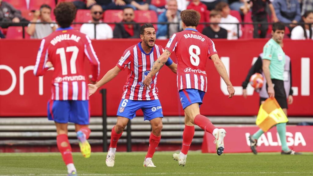 Lucha por LaLiga: El Atlético aprovecha los pinchazos de Barça y Madrid