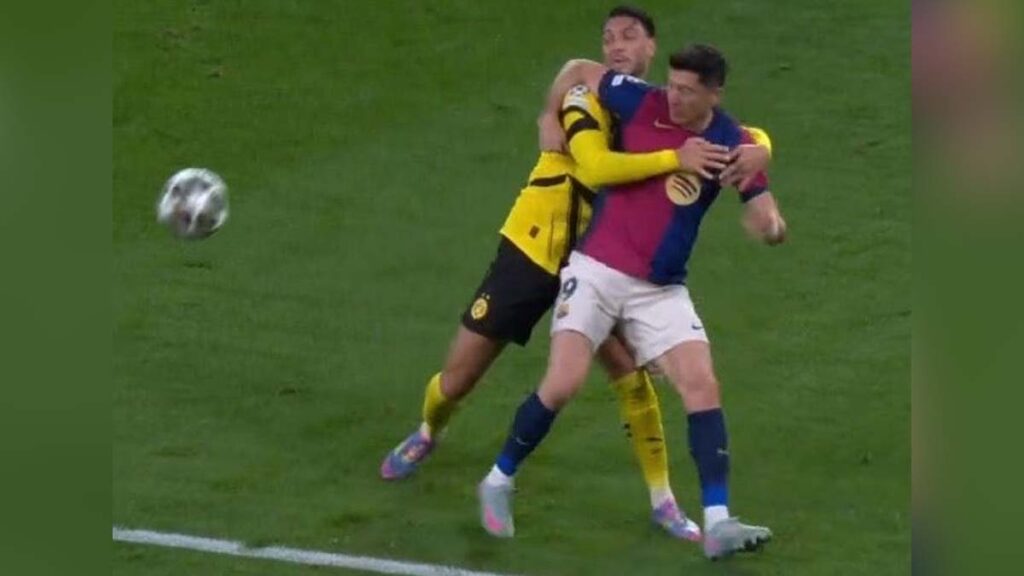 ¿Era penalti? El agarrón a Lewandowski no revisado en el Dortmund-Barcelona
