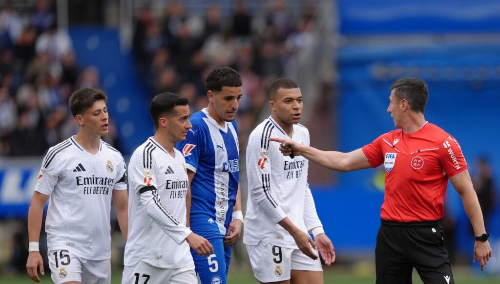 Expulsión de Mbappé: Audio Revisión VAR de su durísima entrada al jugador del Alavés