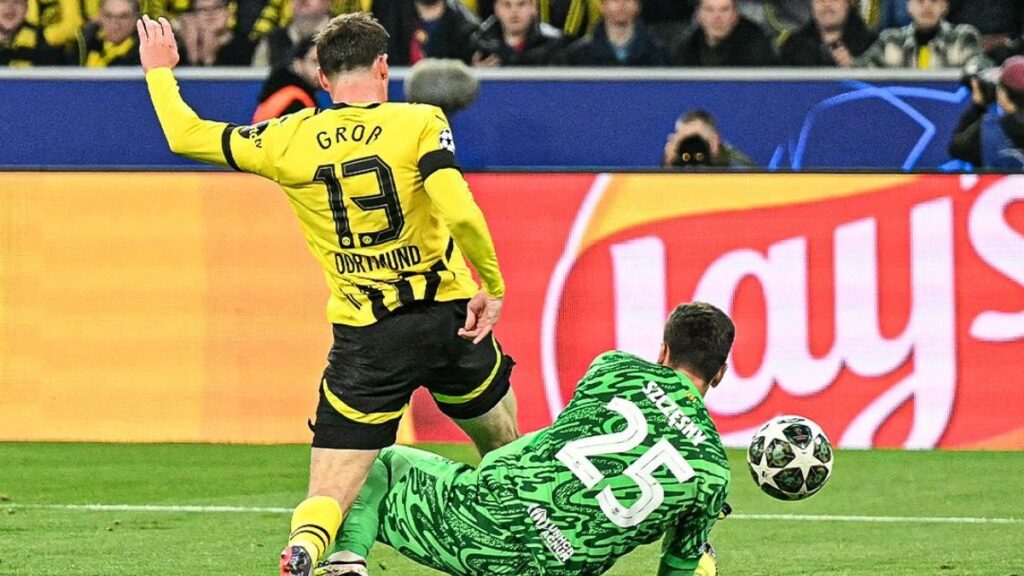 Szczęsny vuelve a cometer penalti en Champions League y se une a un club indeseado