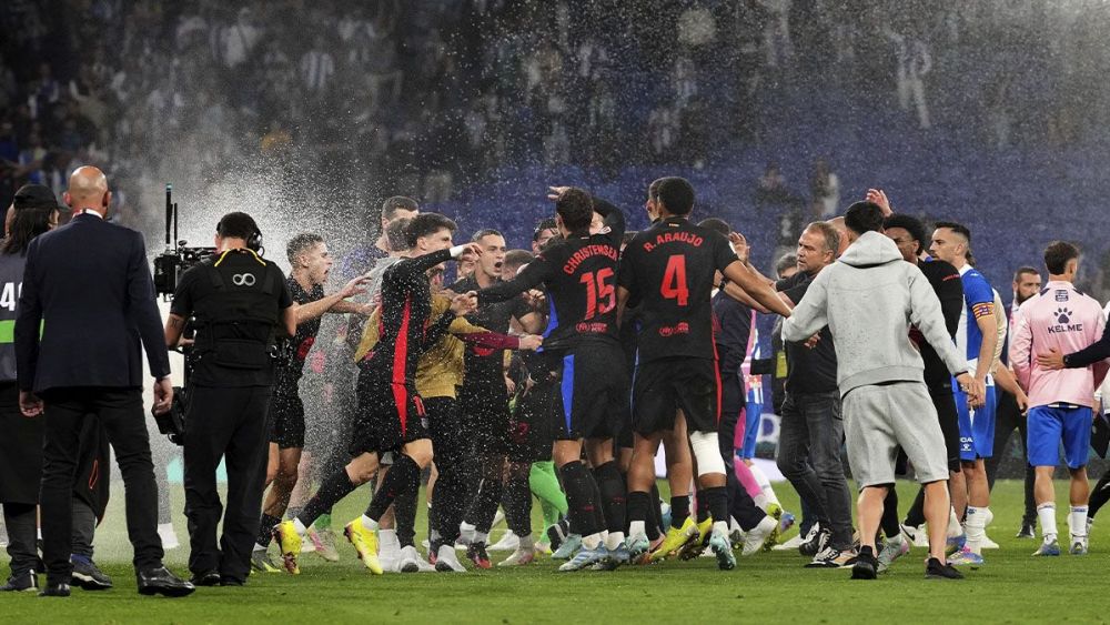 Jugadores del Barça, festejando el título de LaLiga en Cornellà