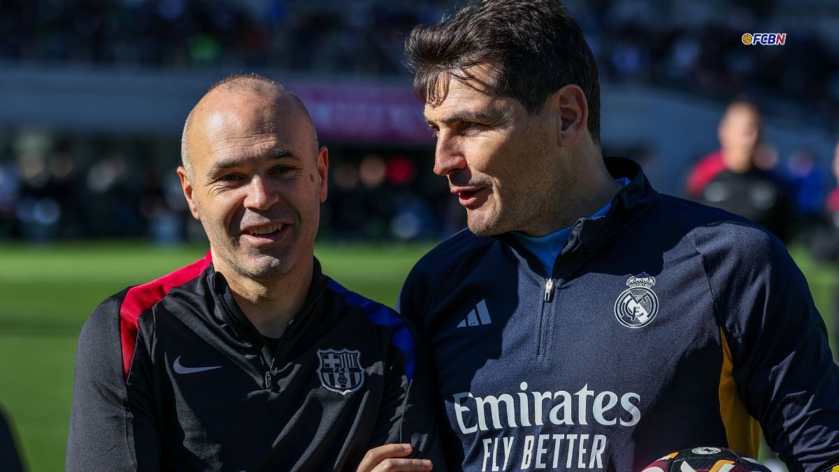 Andrés Iniesta e Iker Casillas, durante el Clásico de Leyendas