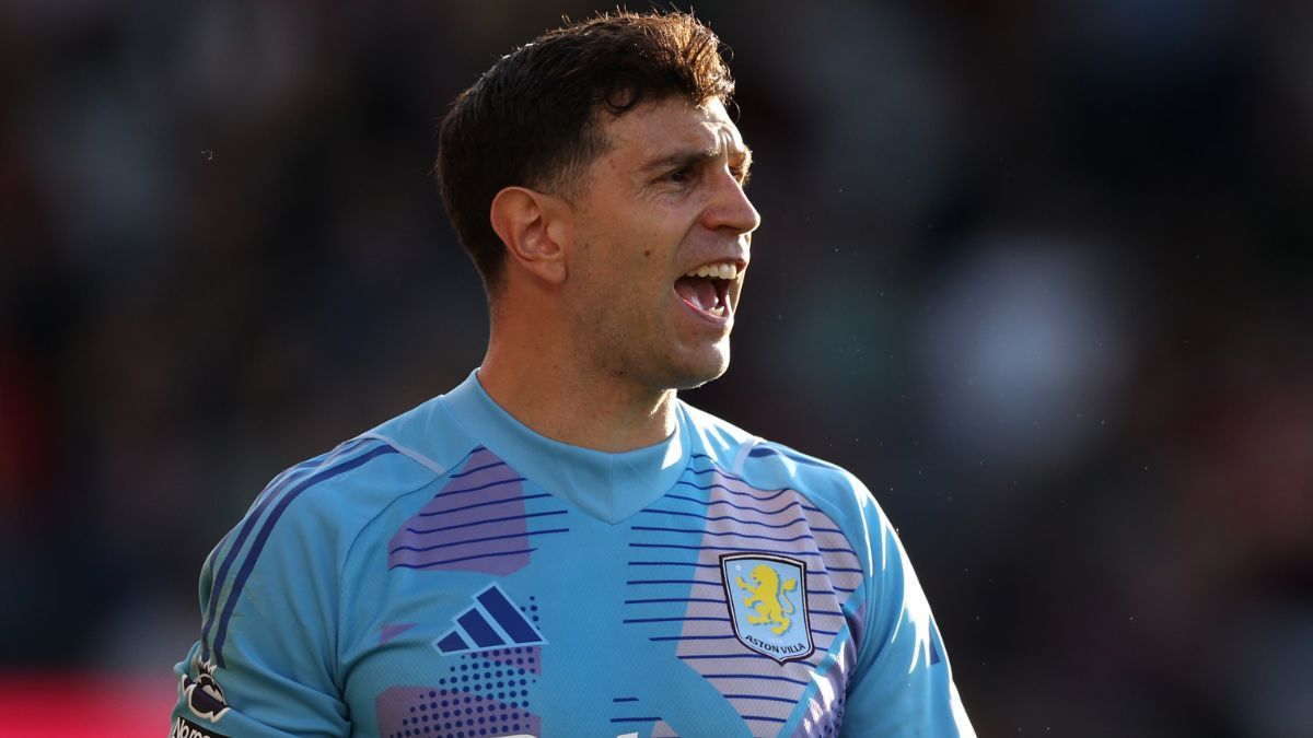 Emiliano 'Dibu' Martínez, guardameta del Aston Villa, posible objeto de interés para el FC Barcelona