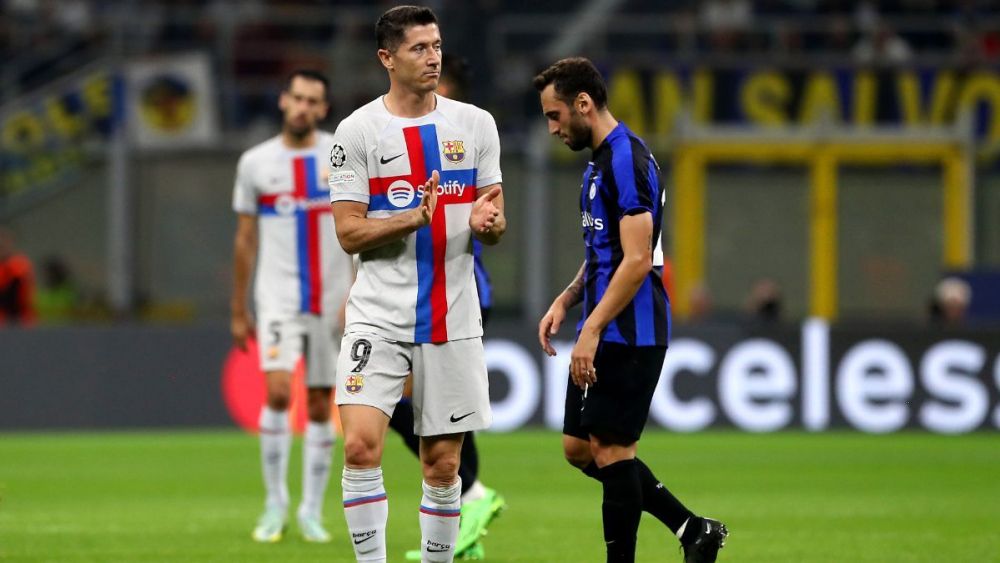Lewandowski y Çalhanoğlu en el duelo entre Barça e Inter de Milán en la Champions League 2022-23