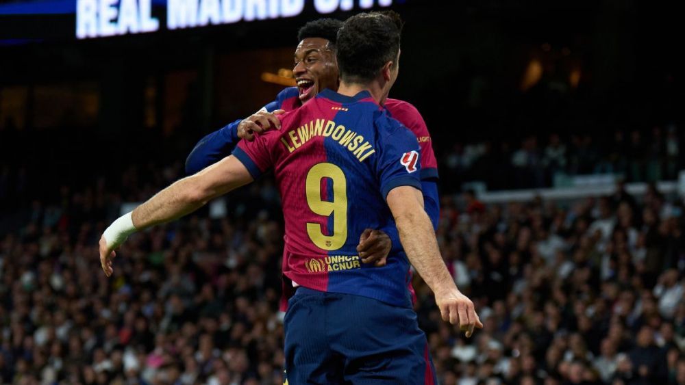 Robert Lewandowski y Alejandro Balde en un partido ante el Real Madrid