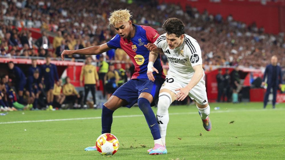 Lamine Yamal, disputando un balón con Fran García en la final de la Copa del Rey