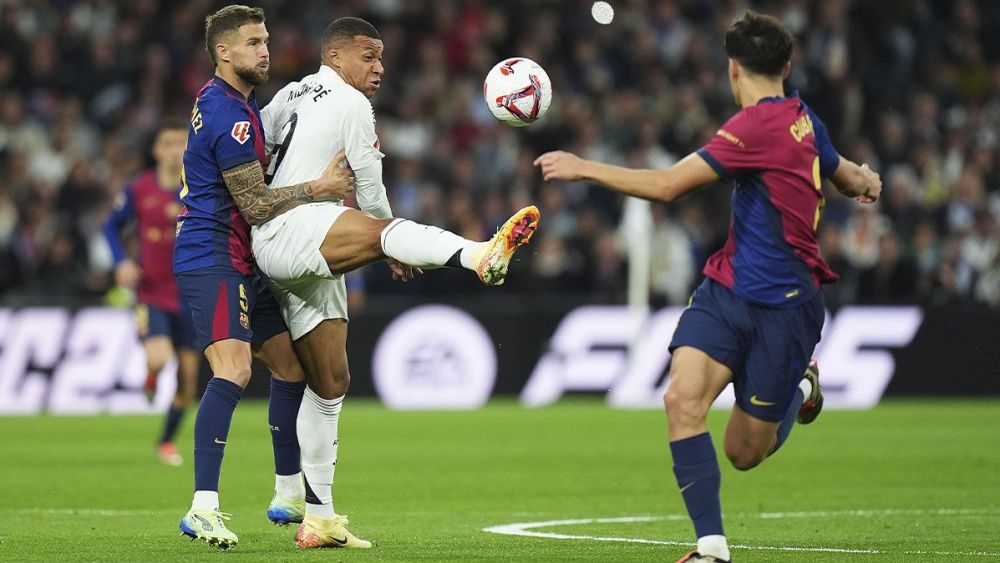 Iñigo Martínez y Pau Cubarsí, marcando a Kylian Mbappé durante un Clásico de Liga