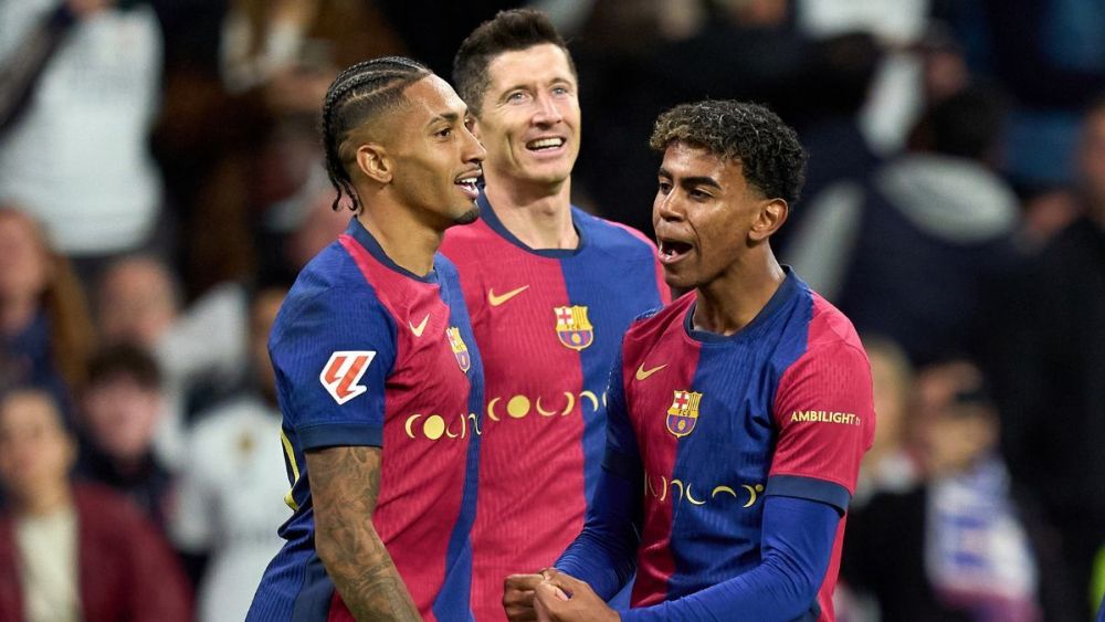 Lamine Yamal, Robert Lewandowski y Raphinha en el duelo entre el Real Madrid y el FC Barcelona en LaLiga EA Sports 2024-25