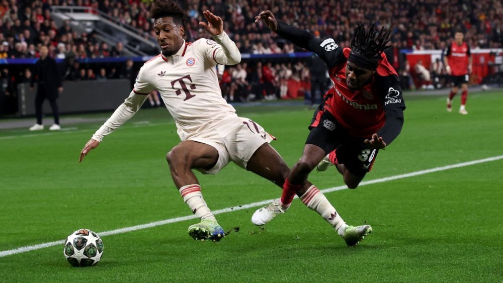 Jeremie Frimpong en el duelo entre el Bayer Leverkusen y el Bayern Múnich en la Bundesliga