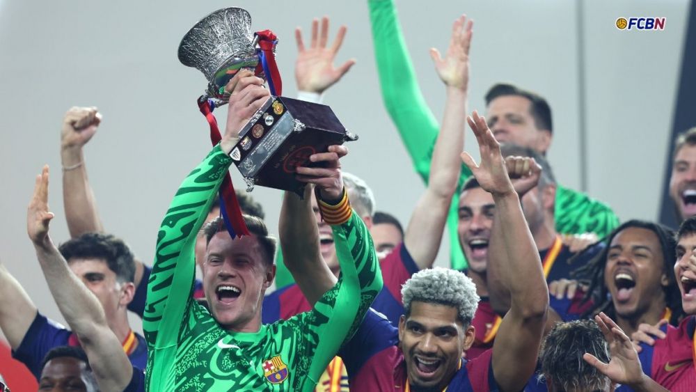 Ter Stegen, levantando el trofeo de la Supercopa de España