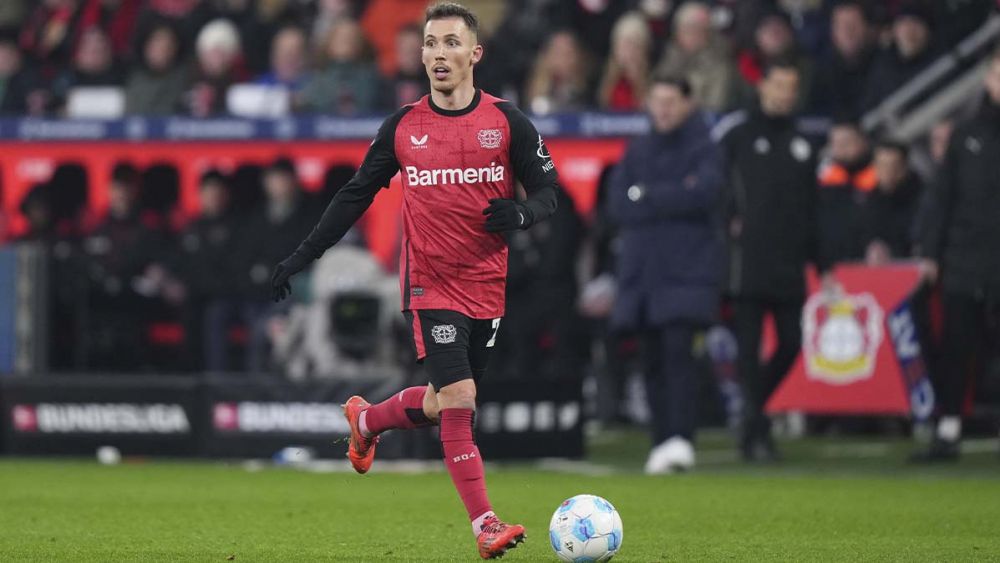 Alejandro Grimaldo en un partido con el Bayer Leverkusen
