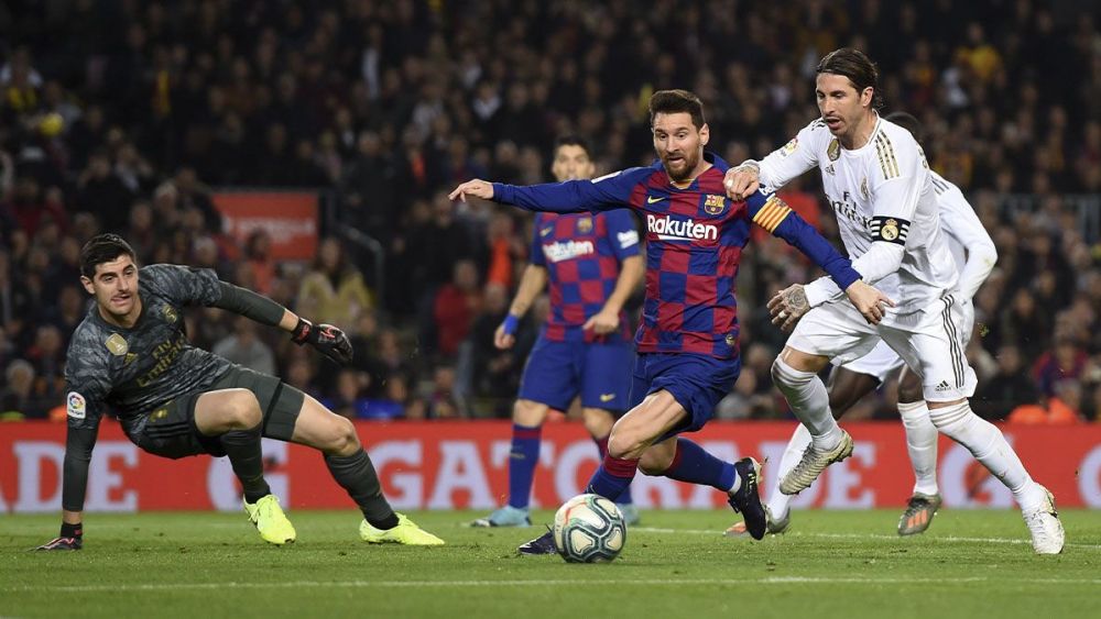 Leo Messi y Sergio Ramos disputanto un balón en el Barça-Madrid de 2019 (0-0)