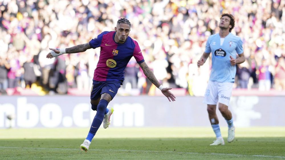 Raphinha festejando uno de sus goles contra el Celta