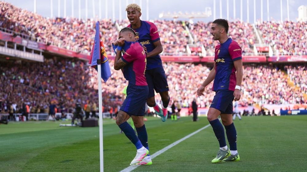 Lamine, Raphinha y Ferran celebran un gol ante el Real Madrid