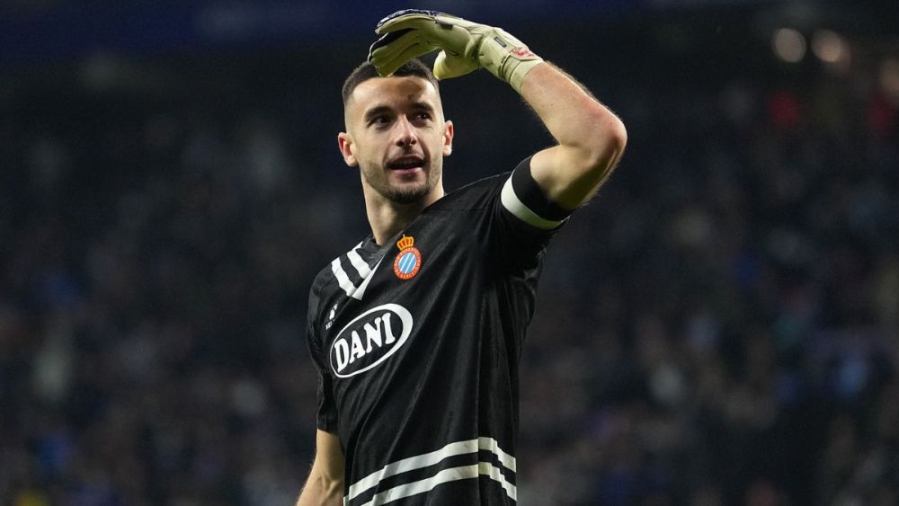 Joan García en un duelo entre el RCD Espanyol y el Real Madrid en LaLiga EA Sports 2024-25