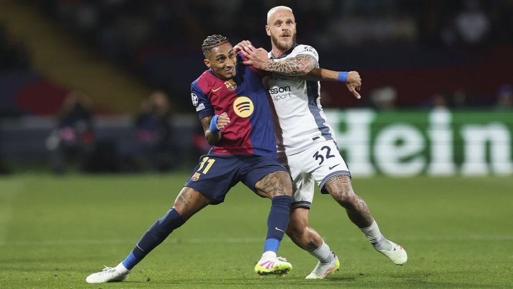 Raphinha, disputando un balón en el Barça-Inter (3-3)