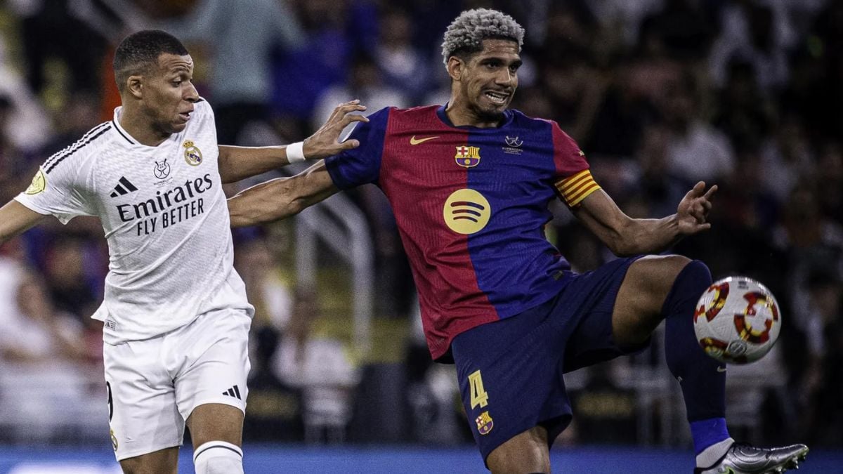 Ronald Araujo y Kylian Mbappé en el duelo entre el Real Madrid y el FC Barcelona en la Supercopa de España 2025 (Foto cortesía de la web del Barça - Marc Graupera)