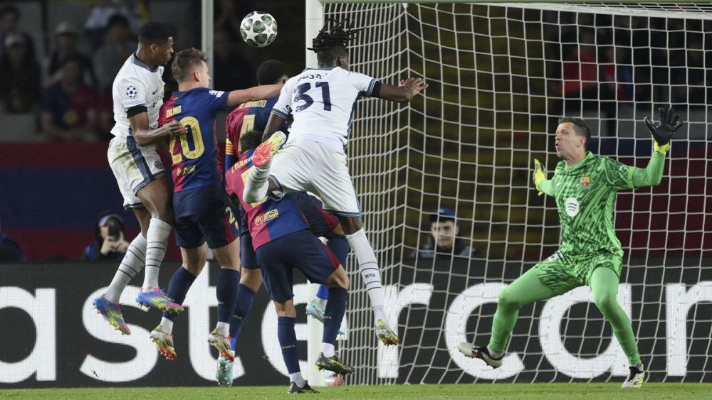 Denzel Dumfries anotó dos goles ante el Barça (3-3) Denzel Dumfries anotó dos goles ante el Barça (3-3)