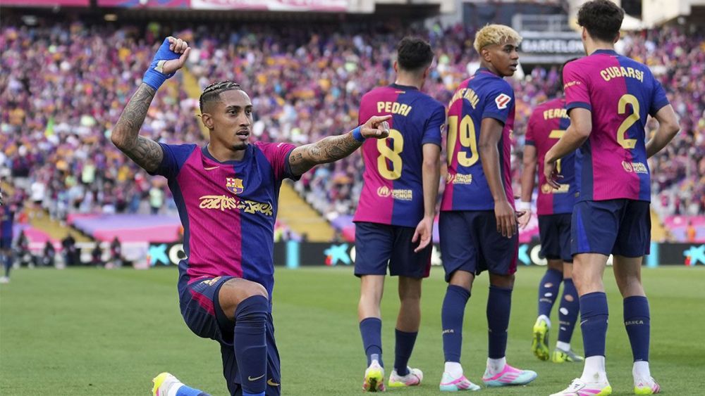 Raphinha festejando uno de sus goles en el Barça-Madrid