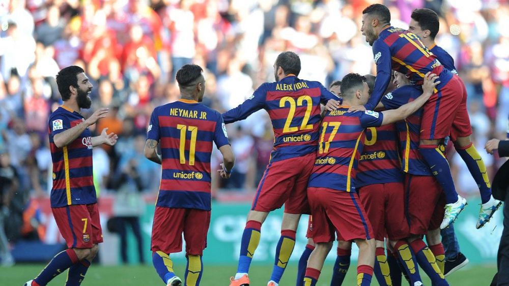 La plantilla del Barça festejando el título de LaLiga 2015/16