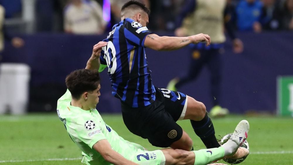 El cruce de Cubarsí sobre Lautaro Martínez que fue sancionado como penalti por Marciniak en el Inter-Barça