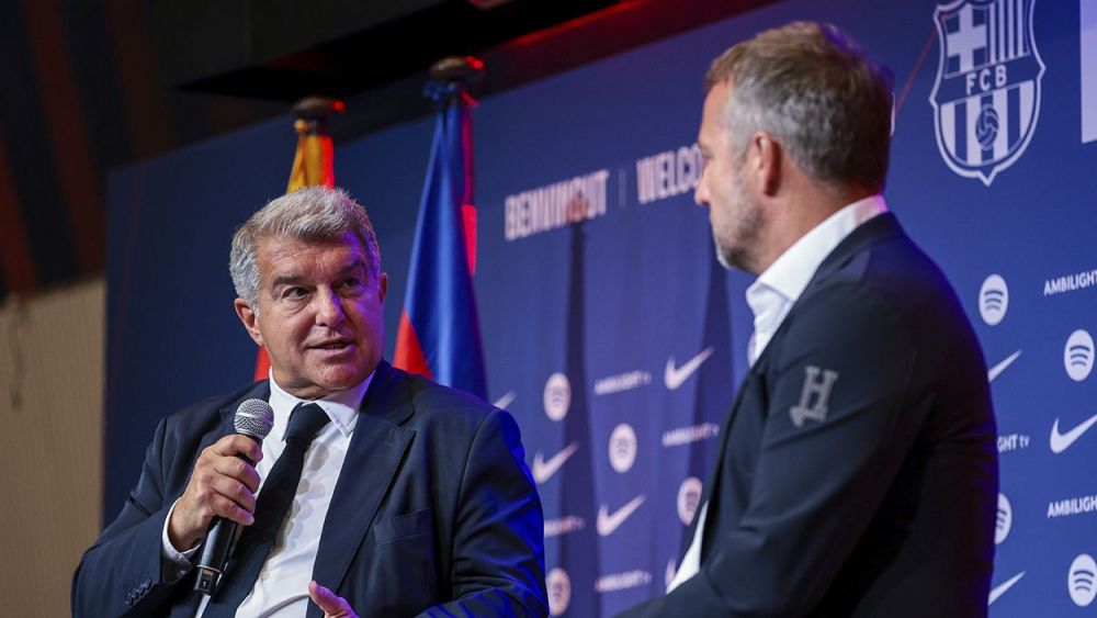 Joan Laporta y Hansi Flick durante la presentación del entrenador alemán Joan Laporta y Hansi Flick durante la presentación del entrenador alemán