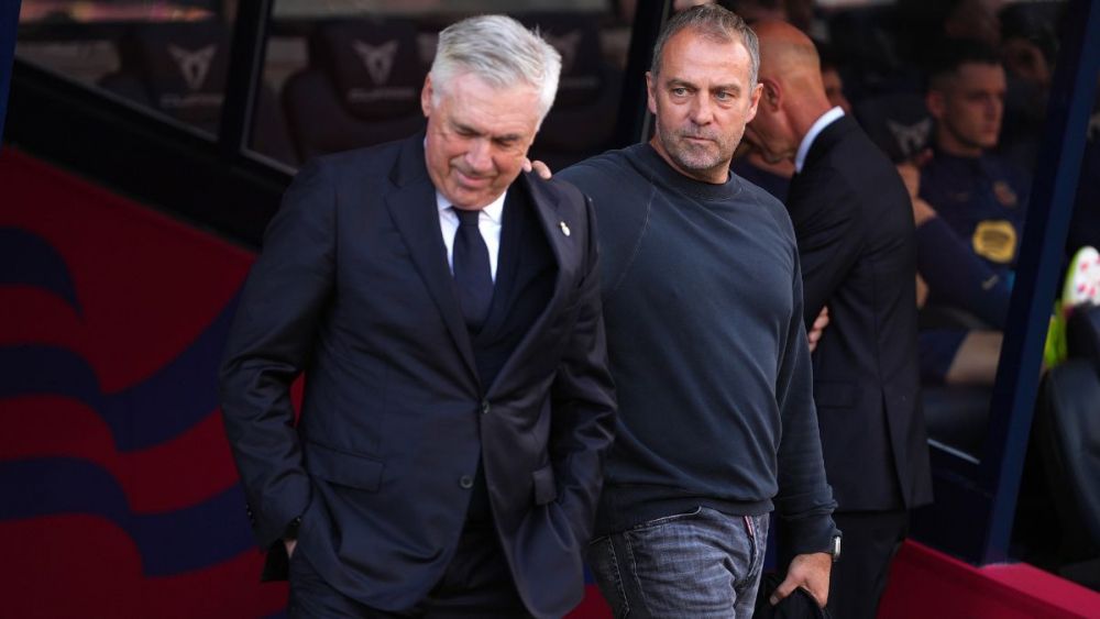 Hansi Flick con Carlo Ancelotti tras la victoria culé en el Clásico ante el Real Madrid