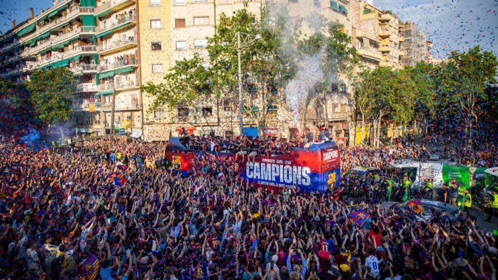 Rúa de los campeones en Barcelona: pasión, cánticos y una ciudad teñida de azulgrana