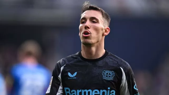 Alejandro Grimaldo en el duelo entre el Holstein Kiel y el Bayer Leverkusen en la Bundesliga 2024-25