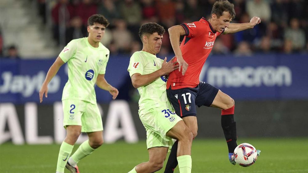Sergi Domínguez y Pau Cubarsí durante el Osasuna-Barça (4-2)