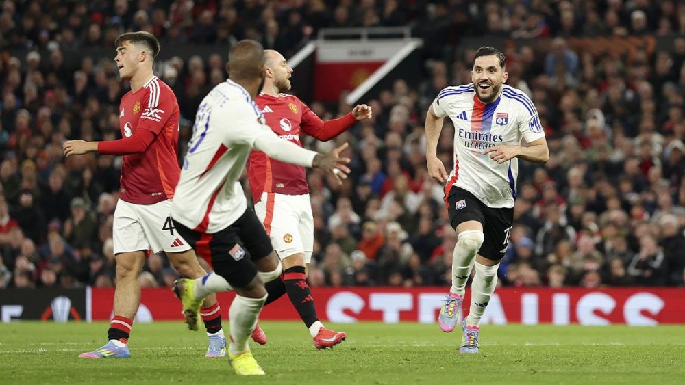 Rayan Cherki festejando un gol ante el Manchester United en la Europa League