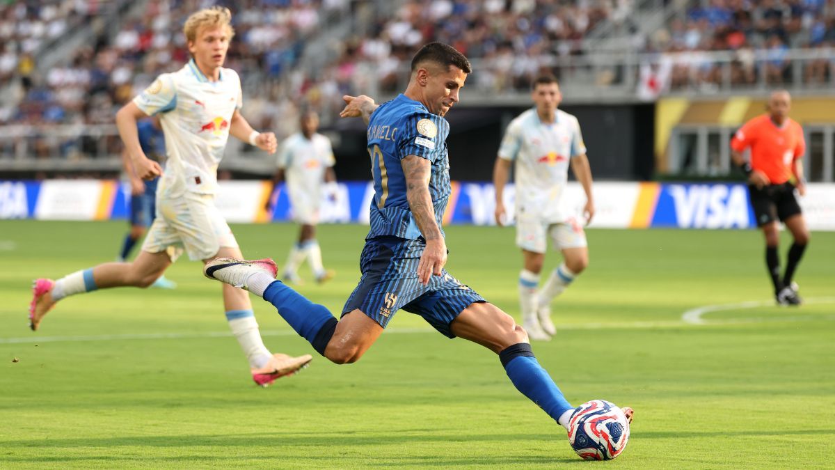 Joao Cancelo en el duelo entre el Salzburgo y el Al Hilal en el grupo H del Mundial de Clubes de la FIFA 2025