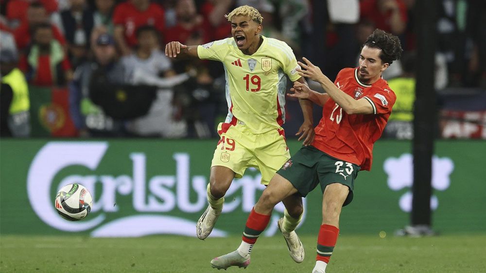 Vitinha comete una falta sobre Lamine Yamal en la final de la Nations League Vitinha comete una falta sobre Lamine Yamal en la final de la Nations League