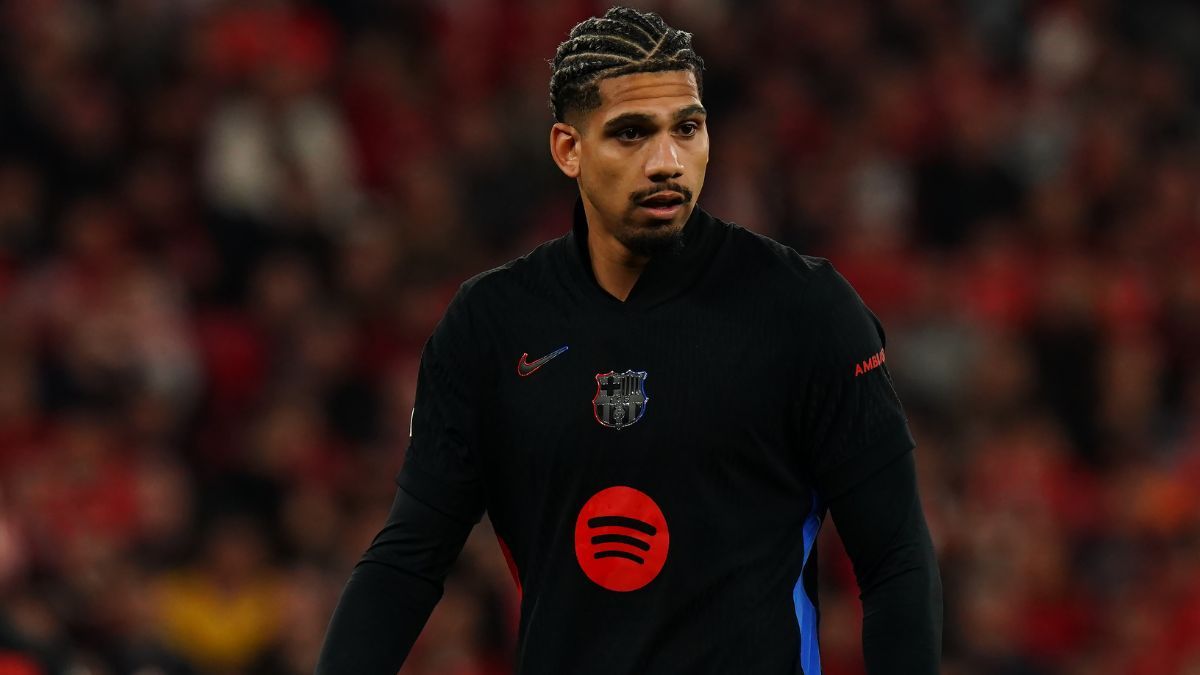Ronald Araujo en el duelo entre el FC Barcelona y el SL Benfica en la UEFA Champions League 2024-25