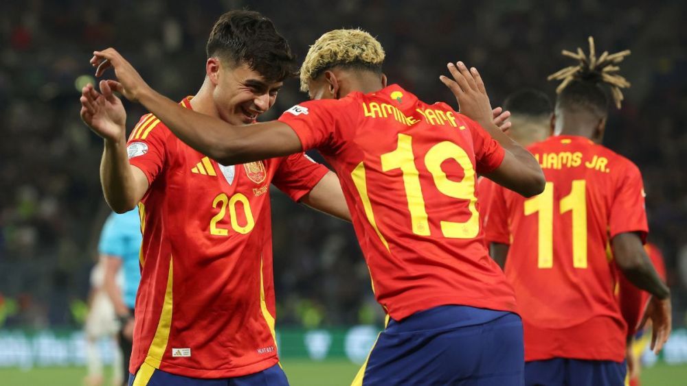 Lamine Yamal y Pedri celebrando uno de los goles en la victoria de España ante Francia en la Nations League