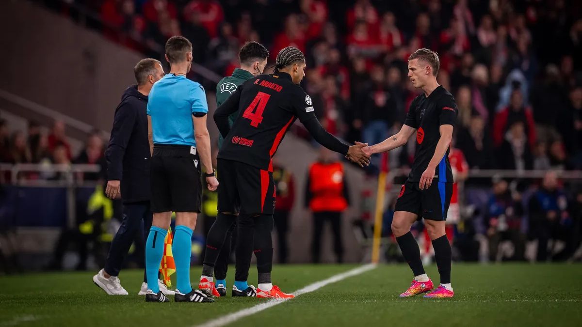 Ronald Araujo entrando en sustitución de Dani Olmo en el duelo entre el Barça y el SL Benfica en la UEFA Champions League 2024 25 (Foto cortesía de la web del FC Barcelona - Marc Graupera)