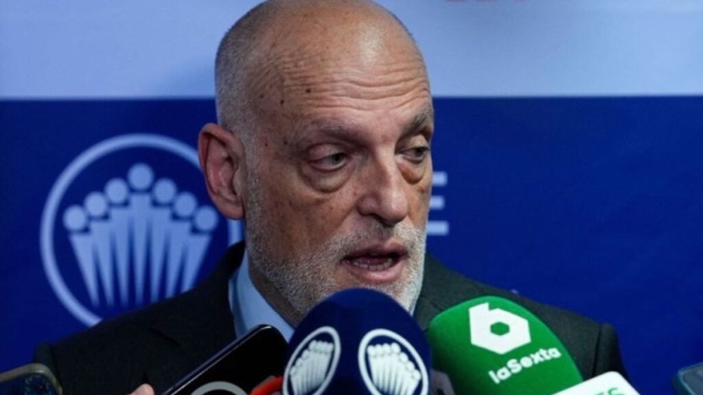 Tebas alerta al Barça por fichajes de Joan García y Nico