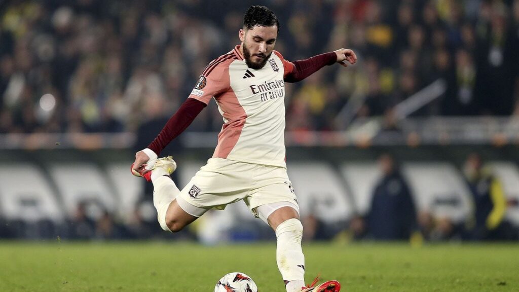 Rayan Cherki, el extremo por el que pelean City, Liverpool ¿y el Barça?