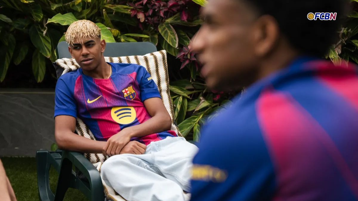Lamine Yamal con la nueva camiseta del FC Barcelona 2025-26