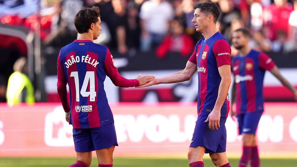 Lewandowski y Joao Félix se saludan