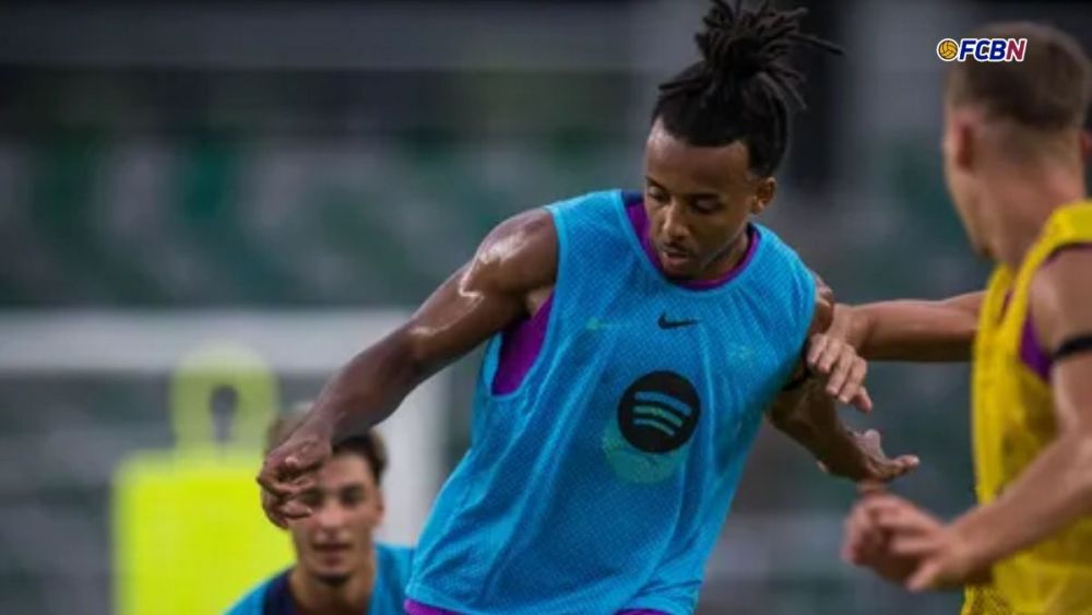 Jules Koundé en un entrenamiento con el FC Barcelona en Seúl