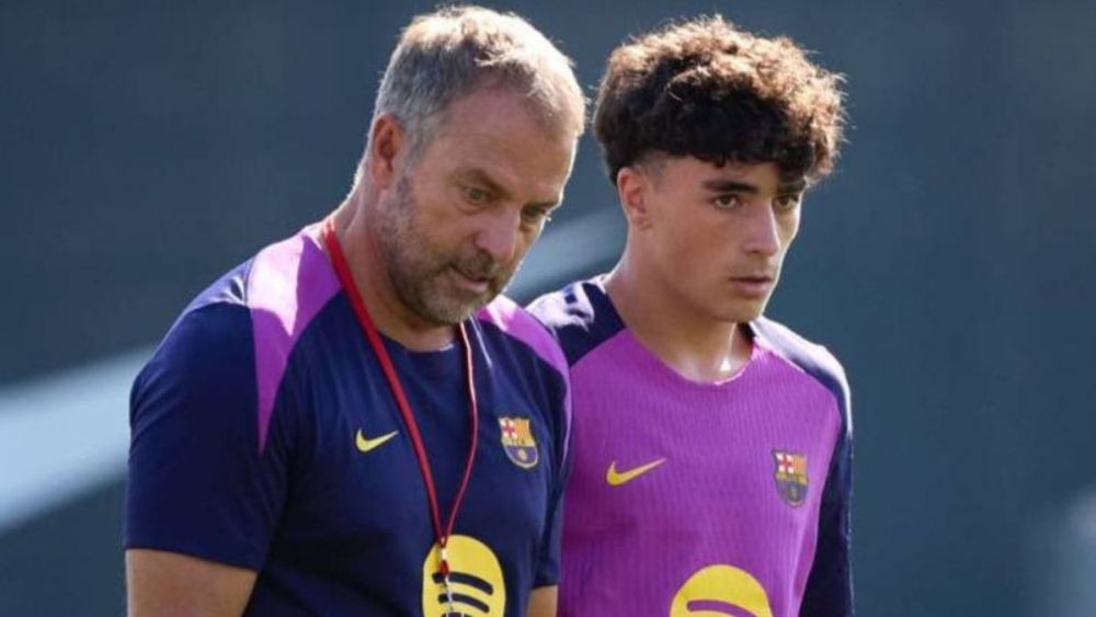 Hansi Flick con Jan Virgili en los entrenamientos de pretemporada del FC Barcelona