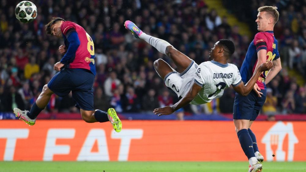 Denzel Dumfries en un partido contra el FC Barcelona en la UEFA Champions League 2024/25