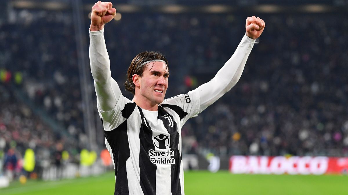 Dušan Vlahović en un duelo entre la Juventus y el Cagliari en la Coppa Italia