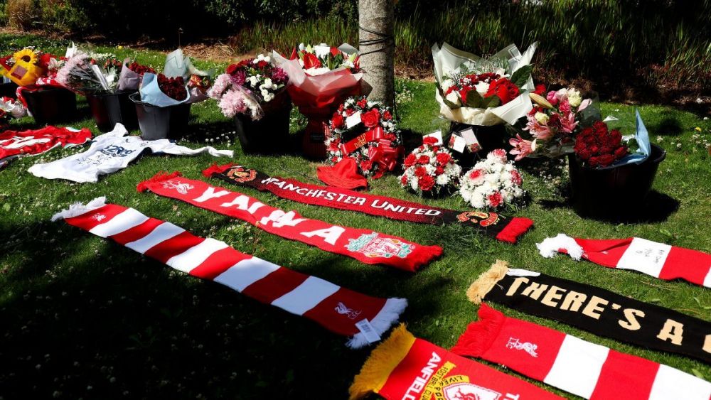 Ofrendas para honrar la memoria de Diogo Jota, puestas en las afueras de Anfield Road